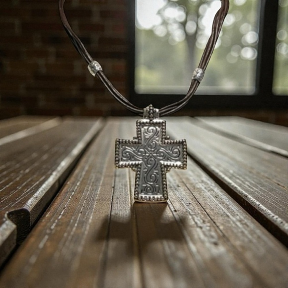🫶🏻 Premier Designs Cross Necklace